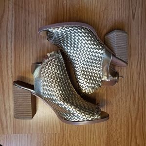 Very Volatile gold woven backless open toed heels size 9